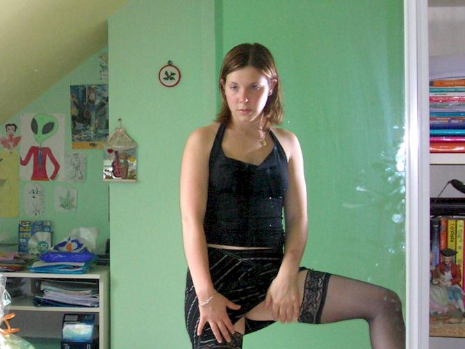 Amateur babe posing in lingerie