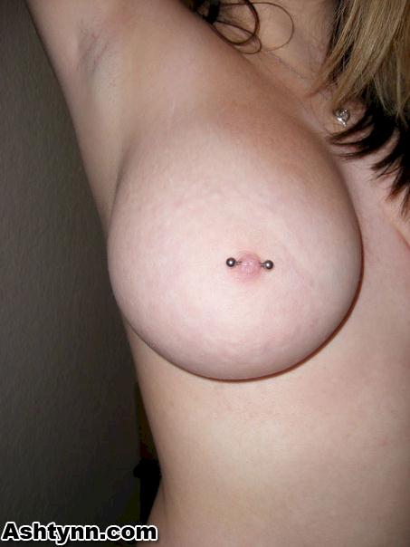 Busty amateur takes pics of herself